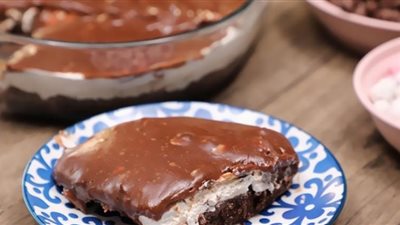 حضري كيكة بصوص الشوكولاتة اللذيذة لعشاق الحلويات