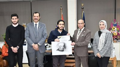 تكريم الطلاب الفائزين بمسابقة رسم البورتوريه بالرصاص