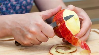 فواكه وخضروات يحذر الخبراء تقشيرها