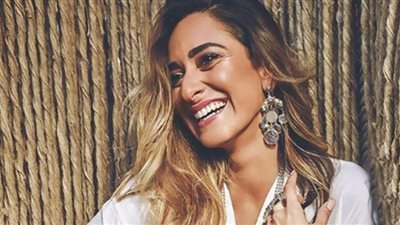 أمينة خليل تتعاقد على 