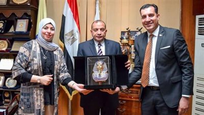 إهداء درع توت عنخ آمون لرئيس جامعة بني سويف من عضوي اللجنة المنظمة لبطولة العالم للسلاح