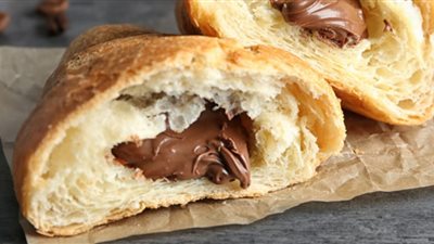 طريقة عمل كرواسون بالشوكولاتة لسناكس سريعة في الجامعة