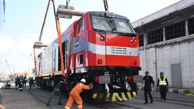 وزير النقل يعلن وصول أول جرار أمريكي جديد إلى ميناء الإسكندرية