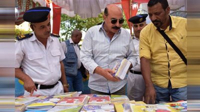 محافظ أسوان يتفقد معرض