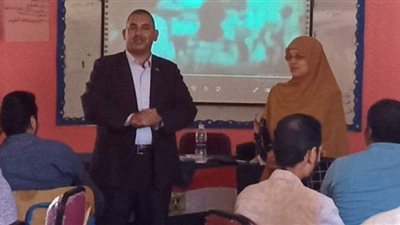 رئيس برنامج التنمية المهنية المستدامة يتفقد تدريبات المعلمين بالمنشاه