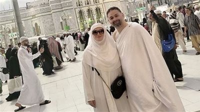 إلهام شاهين تتصدر التريند بعد تأديتها مناسك العمرة لوالدتها الراحلة