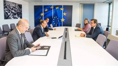 سفير مصر لدى الاتحاد الأوروبي يفتح ملفات الهجرة مع نائب رئيسة المفوضية
