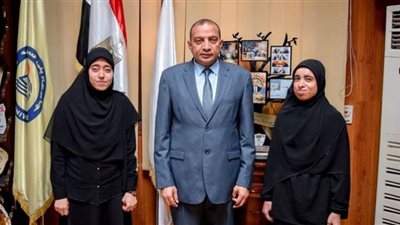 رئيس جامعة بنى سويف يلتقي الطالبتين حنان وليلى ويقرر إعفائهما من المصروفات