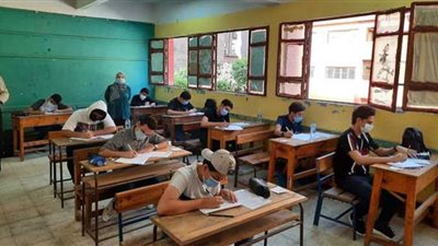طلاب الإعدادية بالقليوبية يؤدون امتحان الجبر والكمبيوتر