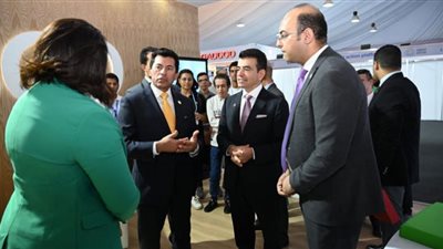 وزير الرياضة يشهد نموذج محاكاة لمجموعة من الأطفال بجناح الإيسيسكو بالمنطقة الخضراء