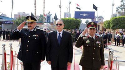محافظ الشرقية ومدير الأمن يضعان إكليل الزهور على النصب التذكاري للشهداء