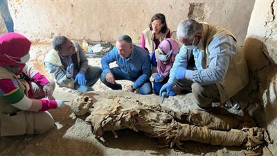 الكشف عن دفنات عائلية لأول مرة من عصر الانتقال الثاني.. صور