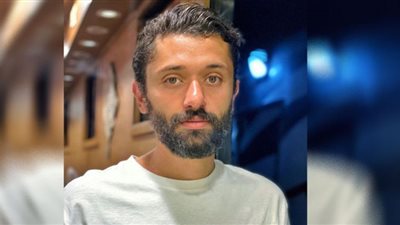 كريم محمود عبدالعزيز يحيي ذكرى وفاة والده (شاهد)