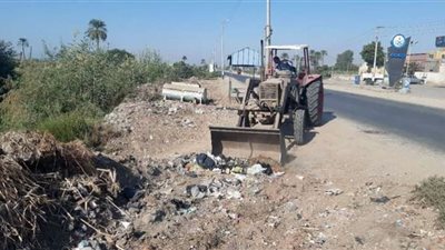 رفع 20 طن مخلفات قمامة وأتربة بقرية السمطا بقنا
