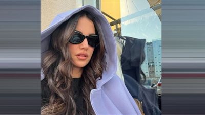 درة زروق تخطف الأنظار بالأسود واللافندر