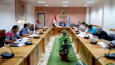 لمناقشة خطة التطوير رئيس جامعة سوهاج يعقد اجتماعاََ موسعاََ مع أعضاء لجنة المنشآت الجامعية