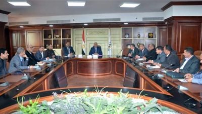 بني سويف تناقش تعظيم الإيرادات وتحقيق الانضباط بمواقف السيارات