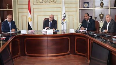 محافظ بني سويف يتابع الموقف المالي والتنفيذي لمشروعات الخطة الاستثمارية