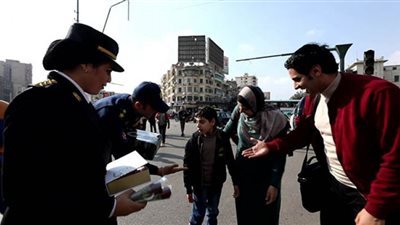 أمن القاهرة يشارك المواطنين احتفالات عيد الشرطة بالورود والهدايا