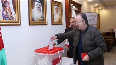 الناخبون البحرينيون يشاركون في الانتخابات واختراق مواقع لتعطيل الانتخابات