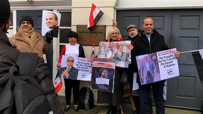 المصريون ببريطانيا ينظمون وقفة أمام السفارة تضامنا مع الشرطة في عيدها .. صور