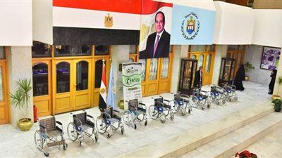 محافظ أسيوط يوزع كراسي متحركة وأطراف صناعية لذوي الهمم