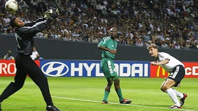 الدعيع يكشف سبب خسارة السعودية أمام ألمانيا 8-0 في المونديال