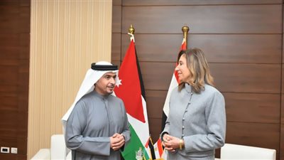 رئيس هيئة الشارقة للكتاب يهدى وزيرة الثقافة آخر مؤلفات حاكم الشارقة