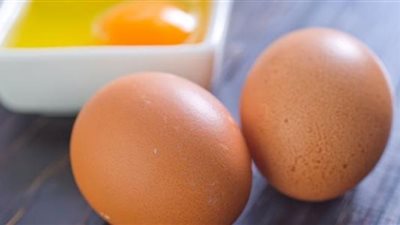 شرب البيض النيئ.. مخاطر شديدة على الجسم