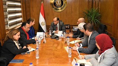 وزير التجارة يبحث مع ممثلي البنك الدولي تطوير الصناعة المصرية