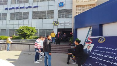 وحدة مرور الشيخ زايد تستقبل المواطنين بالورود والهدايا في عيد الشرطة