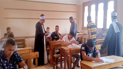 مدير إدارة طهطا الأزهرية يتفقد امتحانات الطلاب المحولين من التربية والتعليم