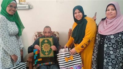 شاهد.. طلاب كلية طب سوهاج ينظمون زيارة إنسانية لكبار السن بجمعية دار المسنين