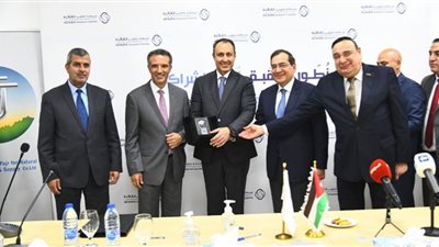 مصر توقع اتفاق توصيل الغاز الطبيعي لمدينة القُويرة الصناعية بالأردن