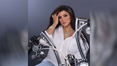 ياسمين عبدالعزيز تثير الجدل بسيارة فخمة وفستان مكشوف (شاهد)