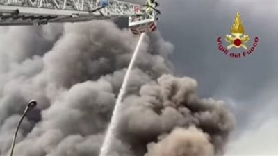 إصابة 6 أشخاص في حريق هائل بمصنع كيماويات.. شاهد