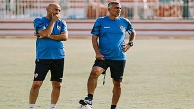 أسامة نبيه يعقد جلسه مع لاعبي الزمالك قبل مران الفريق
