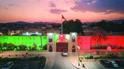 احتفالات العيد الوطني في سلطنة عمان تزين الشوارع والمباني بنزوى