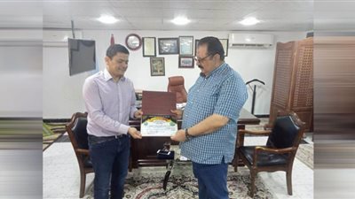 رئيس مدينة سفاجا يكرم الدكتور أحمد إبراهيم