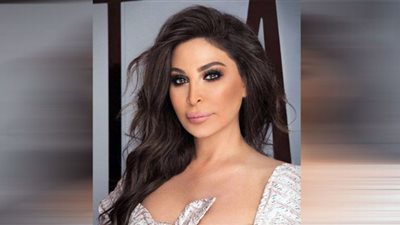 إليسا تشعل أحدث حفلاتها بفستان الأميرات ومكياج ترابي