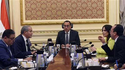رئيس الوزراء يتابع مع وزير التموين موقف احتياطيات السلع الأساسية بالأسواق