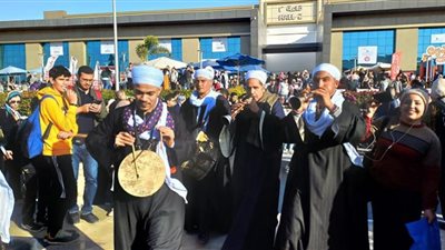 فرق قصور الثقافة تبهر رواد معرض القاهرة الكتاب