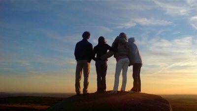 دراسة: كثرة الأصدقاء تقلل العرضة لأمراض الجهاز الهضمي