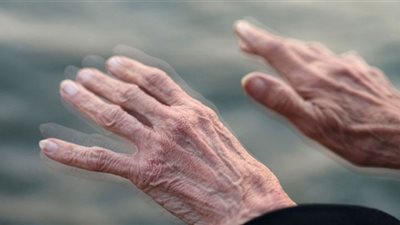 دراسة: الأغذية الغنية بالفلافونويد تقلل من مرض الشلل الرعاش