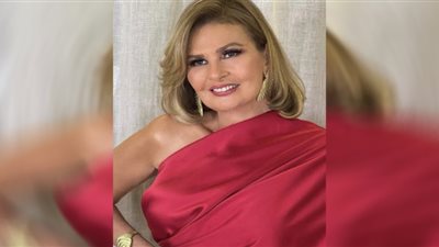 يسرا.. حمد الله على السلامة فى مطار القاهرة