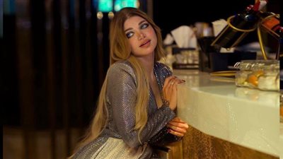 ياسمين الخطيب بفستان قصير ومكشوف تثير الجدل بجرأتها على ممشى أهل مصر (شاهد)