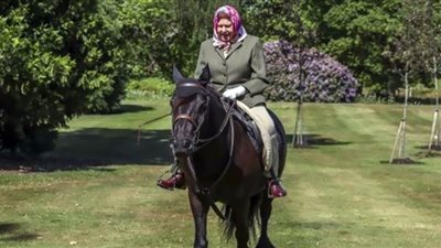 إليزابيث الثانية وركوب الخيل .. قصة عشق بإطلالة ملكية