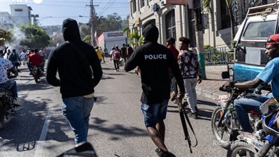 شرطة هايتي تغلق الشوارع وتقتحم المطار احتجاجًا على مقتل ضباطها.. صور