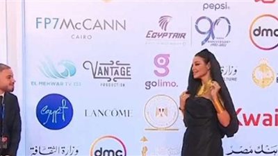 ملاية أروى جودة تخطف الأنظار على ريد كاربت القاهرة السينمائي .. شاهد