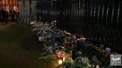 البريطانيون يطوّقون قصر الملكة إليزابيث بباقات الورود.. شاهد